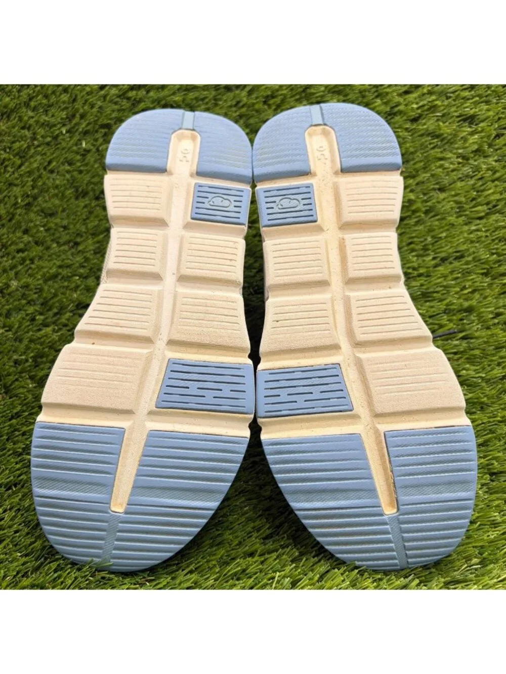 On Cloud Sky GS Boys Size 5Y White Blue Athletic Running Walking Shoes Sneakers